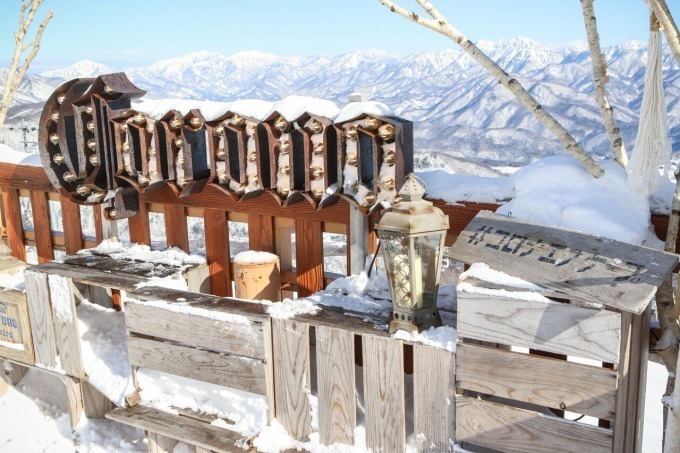 コロナ標高1,450mの雪山に出現する幻のバー、ウィンタースポーツ後はキンキンに冷えたコロナで乾杯｜写真5