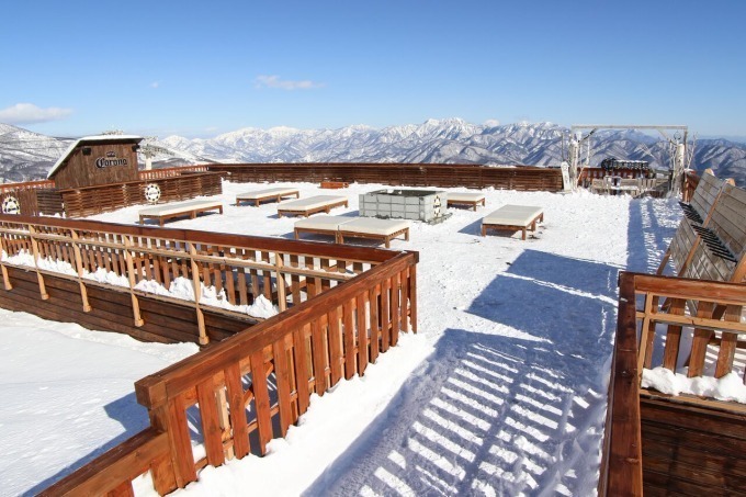 コロナ標高1,450mの雪山に出現する幻のバー、ウィンタースポーツ後はキンキンに冷えたコロナで乾杯｜写真9