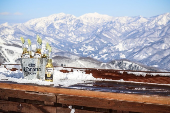 コロナ標高1,450mの雪山に出現する幻のバー、ウィンタースポーツ後はキンキンに冷えたコロナで乾杯｜写真6