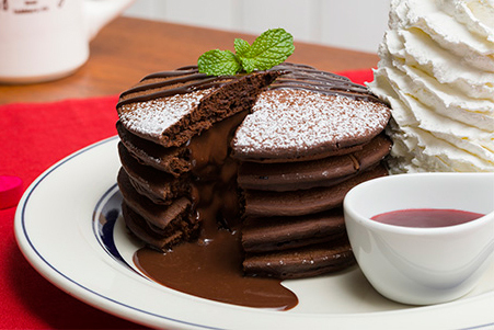 エッグスンシングスのバレンタイン フォンダンショコラ を表現した濃厚パンケーキ チョコドリンク ファッションプレス