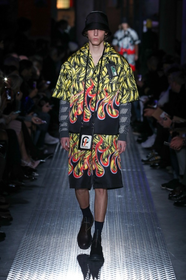 PRADA ファイヤーパターン マフラー 19AW 小物 マフラー wiwas.org