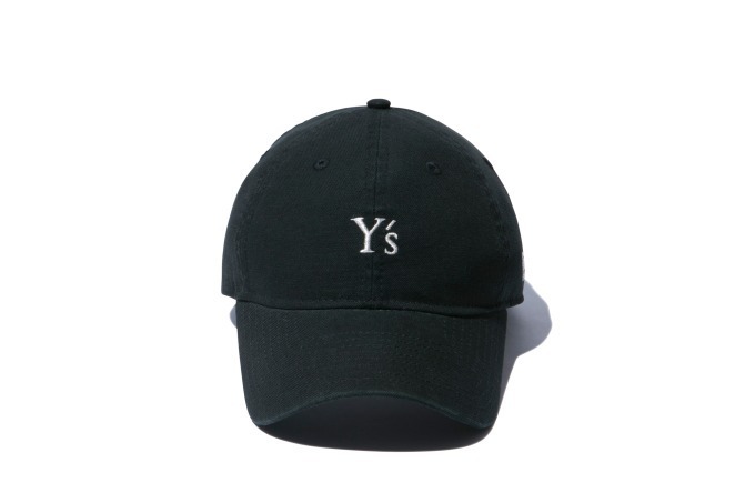 Y's x ニューエラ新作アイテム - メタリックロゴを施した黒のキャップ 