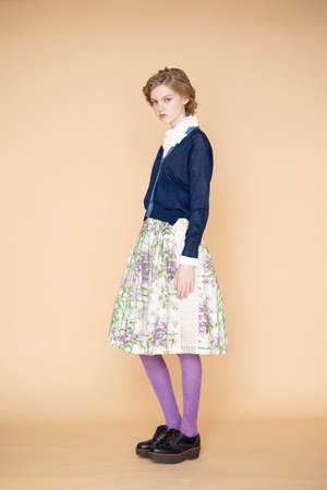 ジェーンマープルドンルサロン新作ワンピース＆スカート、クレマチスの花が咲くロマンティックな庭園 - ファッションプレス