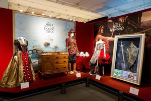 ウォルト ディズニー アーカイブス展 横浜 赤レンガ倉庫で開催 日本初含む約4点の衣裳や写真 ファッションプレス