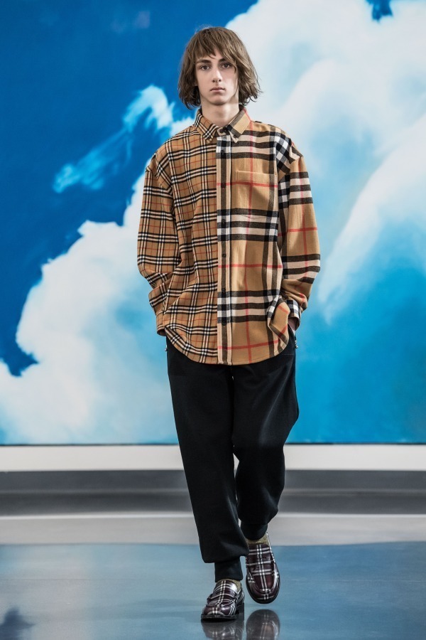 バーバリー ゴーシャ ラブチンスキー18年秋冬 トレンチコートやウールシャツ ローファーなど ファッションプレス