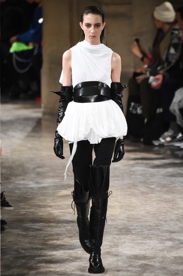 アン ドゥムルメステール(ANN DEMEULEMEESTER) 2018-19年秋冬ウィメンズコレクション  - 写真31