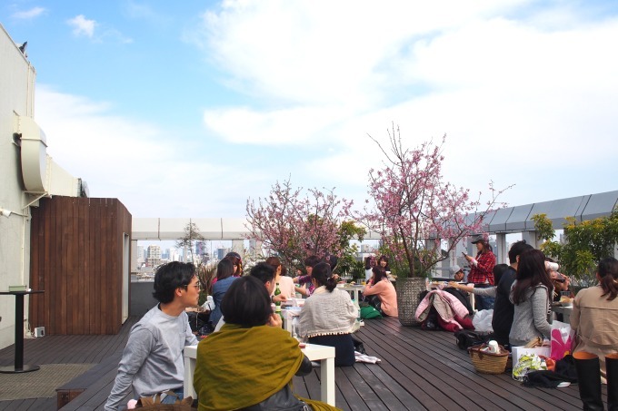 桜ピクニックガーデン 目黒で開催 東京を一望できるルーフトップで持ち込み自由のお花見 ファッションプレス
