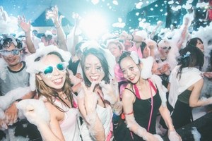 18年の 泡パ は渋谷エイジアで全8回開催 泡にまみれて踊る体験型イベント ファッションプレス