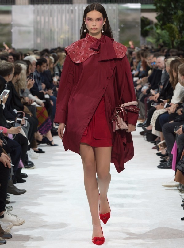 海外ブランド 赤 コーディネート特集 ドレスやジャケット ワンピースからバッグなどの小物まで ファッションプレス