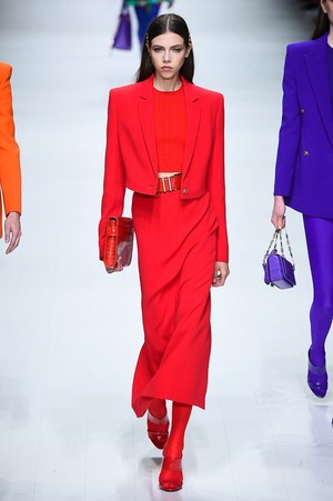 海外ブランド 赤 コーディネート特集 ドレスやジャケット ワンピースからバッグなどの小物まで ファッションプレス
