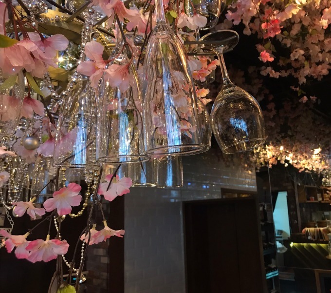 「桜キャンドルナイト」渋谷で開催 - 桜3000本の中でインドア花見、時間無制限で飲み放題｜写真5