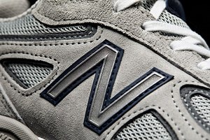 ニューバランスのシューズ「990v4」限定モデル、100USドルで99足限定