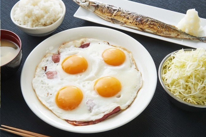 刃牙 カフェがルミネエスト新宿に ごきげんな朝飯や14キロの砂糖水などコラボメニュー ファッションプレス