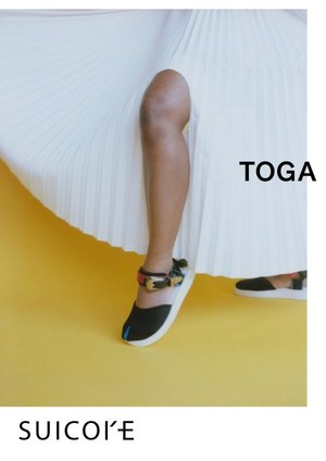 TOGA×SUICOKE、レザー×バックルの足袋サンダル＆アイキャッチな配色の