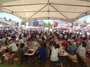 オオサカオクトーバーフェスト18 長居公園で ビール70種以上 フード100種を堪能 ファッションプレス