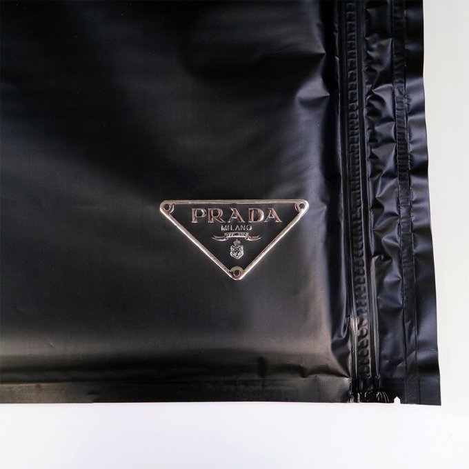 書籍『PRADA Black Nylon』プラダ18年春夏を写真と共に紹介、ブラック 