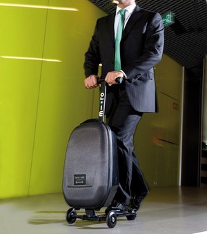 乗って運べるスーツケース「マイクロ・ラゲッジ(Micro Luggage
