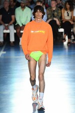 写真31 42 メンズ オレンジのセーター ニット を使ったコーディネート着用 コレクションルックギャラリー ファッションプレス
