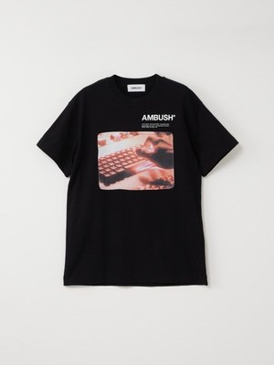 アンブッシュ、ブランドロゴ入りTシャツ、サンダル、iPhoneケースを新