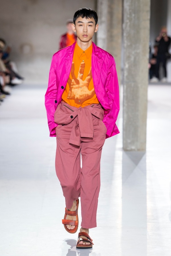 写真9 42 メンズ ピンクのクロップドパンツ アンクル丈 のコーディネート着用 コレクションルックギャラリー ファッションプレス