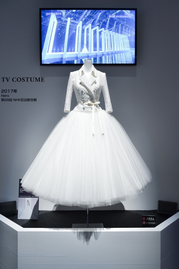 安室奈美恵の軌跡を辿る展覧会 衣装 映像でライブ空間を再現 東京 大阪 福岡 沖縄で ファッションプレス