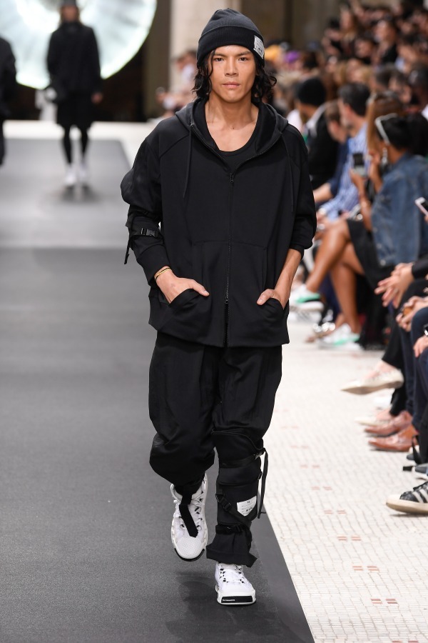 Y-3 2019年春夏コレクション - 風を纏い、空間を味方にする服｜写真13