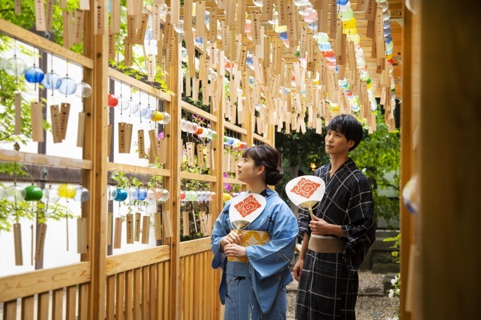 川越氷川神社 縁むすび風鈴 色鮮やかな江戸風鈴 小川ライトアップ 線香花火や光るぼんぼりも ファッションプレス