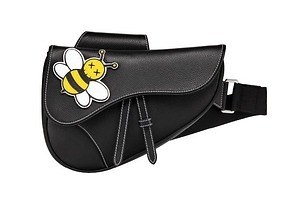 ディオール×KAWS、バッテン目の“BEE”モチーフ メンズ向けバッグが登場