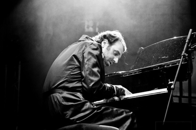 チリー・ゴンザレスのドキュメンタリー映画『黙ってピアノを弾いてくれ』狂気の天才ピアニストの魅力とは - ファッションプレス
