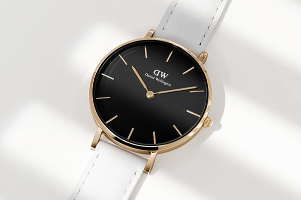 ダニエル ウェリントンの新作腕時計 クラシック ペティット ボンダイ ブラック 白ベルト 黒文字盤 ファッションプレス