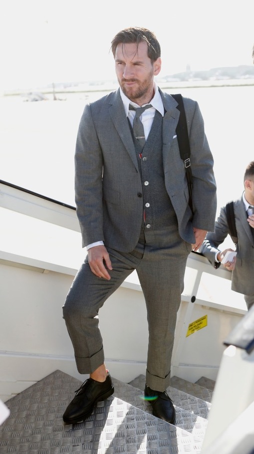 サッカークラブ Fcバルセロナ オフィシャルスーツにトム ブラウンのテーラードを起用 ファッションプレス