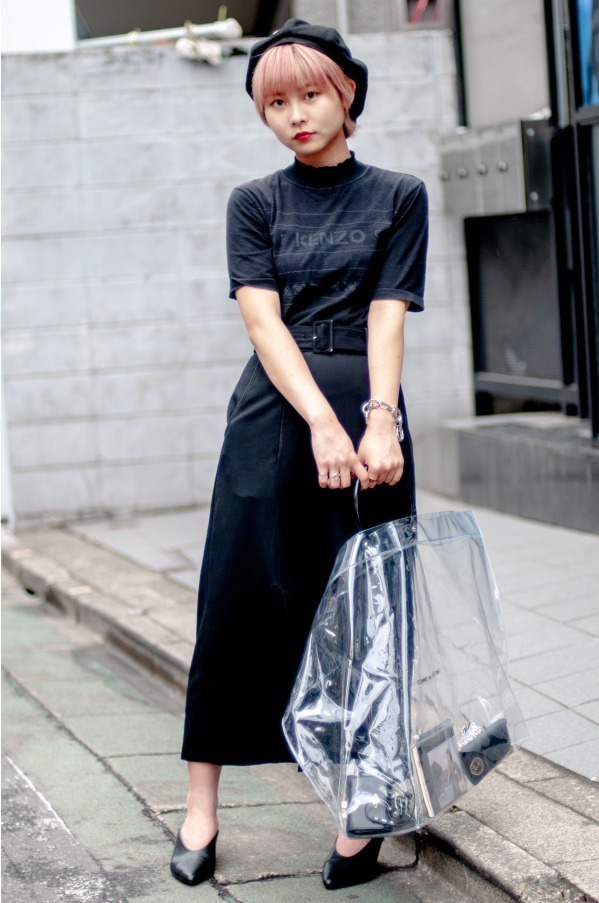 写真4 10 夏のモノトーンコーデ レディース 黒の 重たくならない 着こなし術 抜け感と差し色がポイント ファッションプレス
