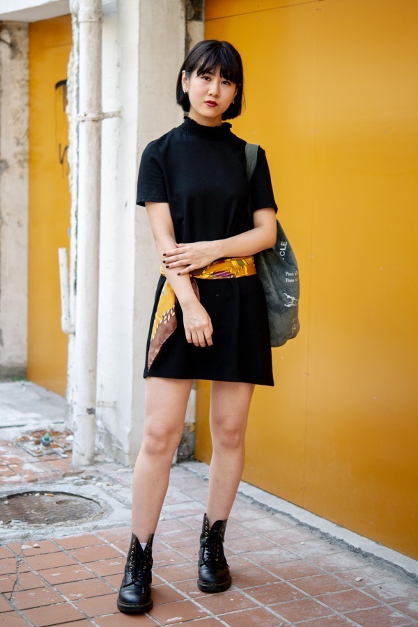 写真10 10 夏のモノトーンコーデ レディース 黒の 重たくならない 着こなし術 抜け感と差し色がポイント ファッションプレス
