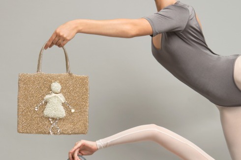 アンテプリマの新作ワイヤーバッグ「モティーヴォ」人形とスケート