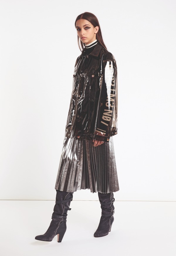 キーワードは メタリック キラキラ グリッターなアイテムでいつもの冬服がモードに変身 ファッションプレス