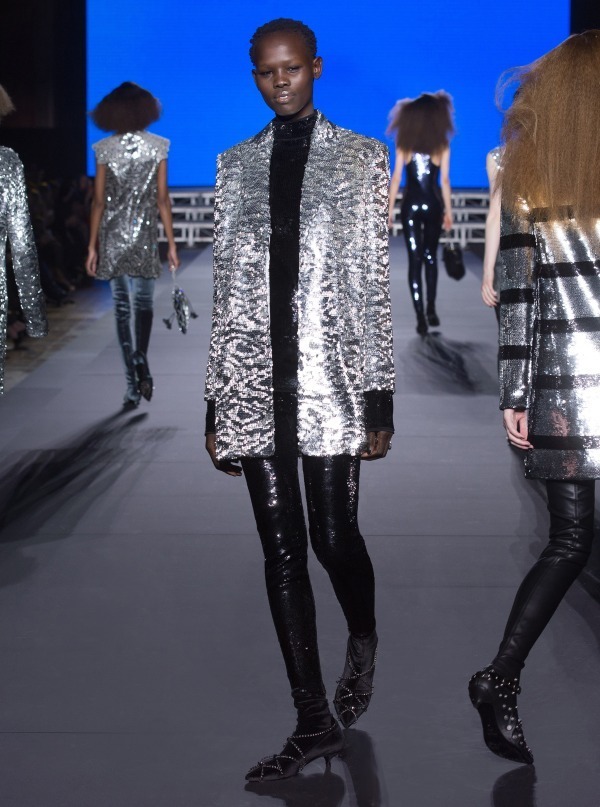 キーワードは メタリック キラキラ グリッターなアイテムでいつもの冬服がモードに変身 ファッションプレス