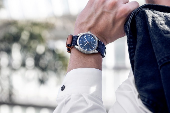 オメガの”デニム”をイメージした腕時計「レイルマスター」ブルー