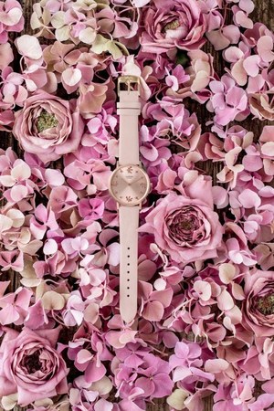 ニコライ バーグマン エルラーセン 花 モチーフの腕時計 ひまわりや百合を描いて ファッションプレス
