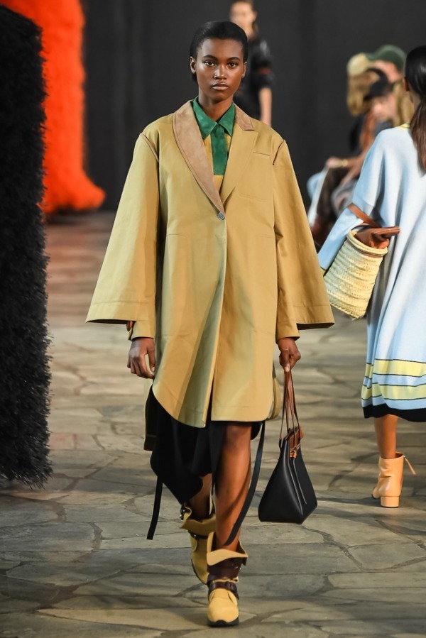 ロエベ(LOEWE) 2019年春夏ウィメンズコレクション シルエット - 写真32