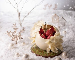 ホテル阪急インターナショナルのクリスマスケーキ チョコ細工にぎっしり あまおう 八女茶オペラ ファッションプレス