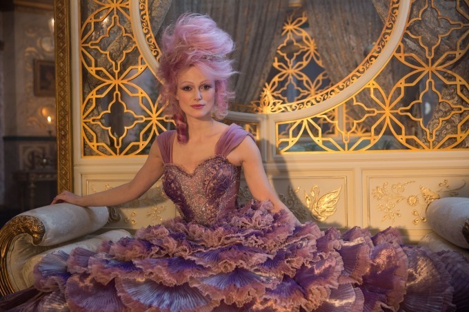 ディズニー最新作『くるみ割り人形と秘密の王国』“ファンタジーへと導くドレス”制作のこだわりに迫る - ファッションプレス