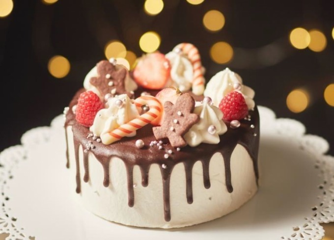 ザ ストリングス 表参道 サプライズクリスマスケーキ 切ると中からチョコやフルーツがあふれ出す ファッションプレス