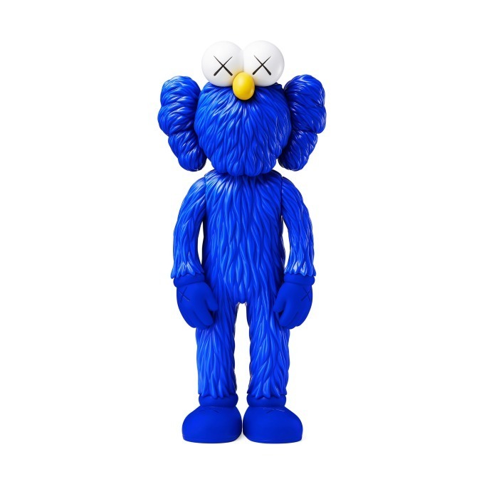 KAWS×MoMAの「BFF」フィギュアが再販、高さ8mの彫刻作品を約33cmにミニチュア化｜写真1