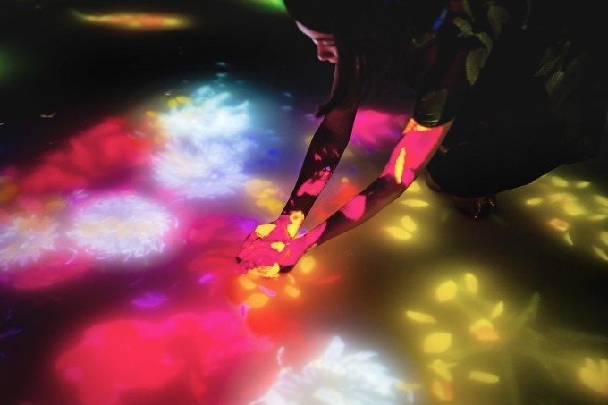 豊洲の巨大デジタルアート空間 チームラボ プラネッツ 季節限定作 泳ぎ回る鯉が冬の花に変化 ファッションプレス