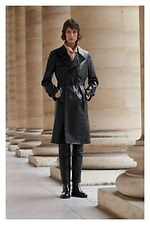 写真13 42 ページ2 メンズ 黒のトレンチコートを使ったコーディネート着用 コレクションルックギャラリー ファッションプレス