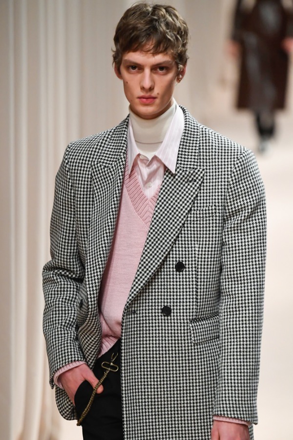 写真34 42 メンズ ピンクのセーター ニット を使ったコーディネート着用 コレクションルックギャラリー ファッションプレス