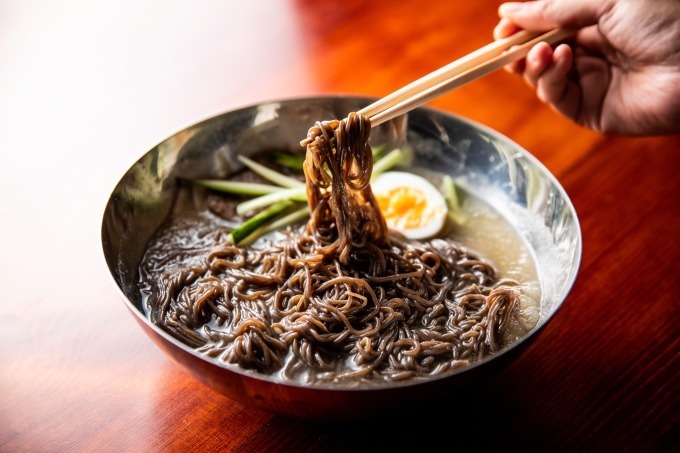 「焼肉 冷麺 ユッチャン。」東京・六本木にオープン、ハワイ人気の“もちつる”食感黒冷麺｜写真2