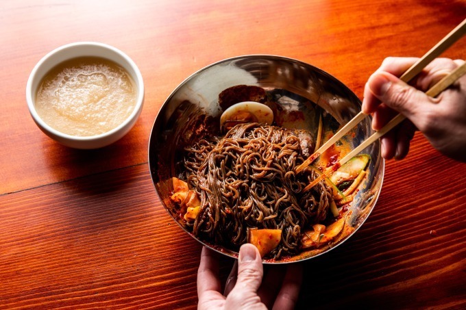 「焼肉 冷麺 ユッチャン。」東京・六本木にオープン、ハワイ人気の“もちつる”食感黒冷麺｜写真4