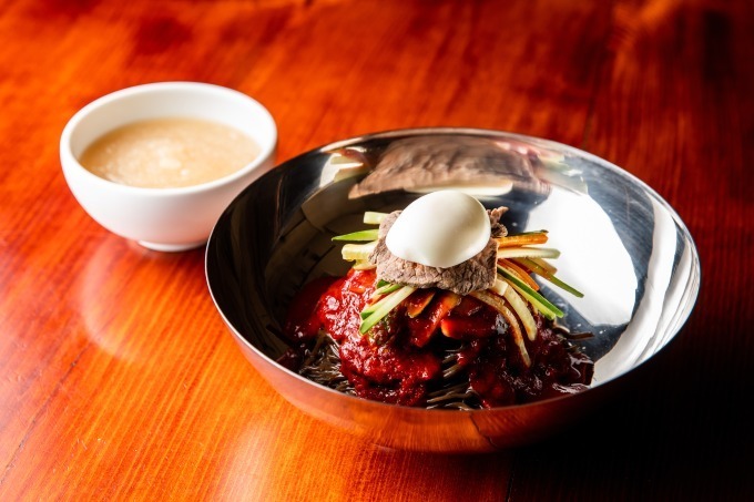 「焼肉 冷麺 ユッチャン。」東京・六本木にオープン、ハワイ人気の“もちつる”食感黒冷麺｜写真6