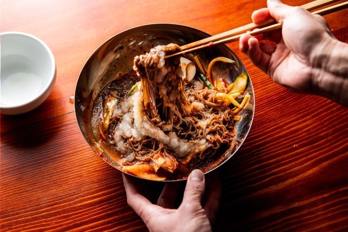 「焼肉 冷麺 ユッチャン。」東京・六本木にオープン、ハワイ人気の“もちつる”食感黒冷麺｜写真3